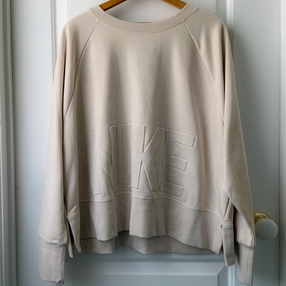 Nike Plus Versa Crewneck Sweatshirt NWT - Picture 2 of 12